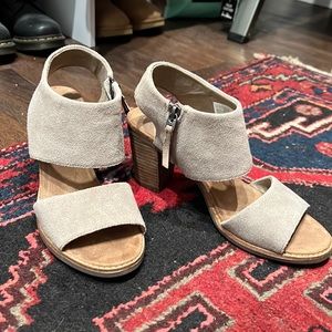 Tom’s leather zip sandals